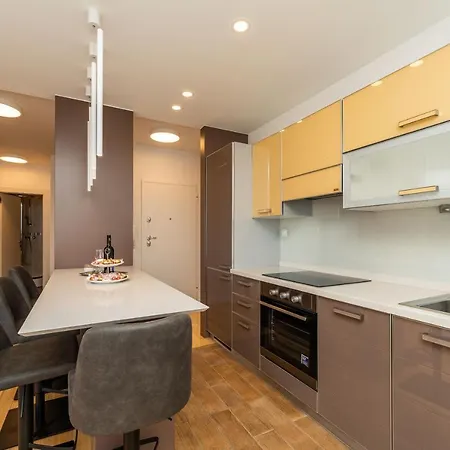 Deluxe Anita1 * Ζαντάρ